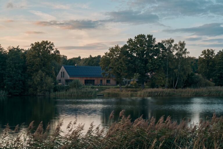 Haus mit Photovoltaikdach an einem See in der Mecklenburgischen Seenplatte